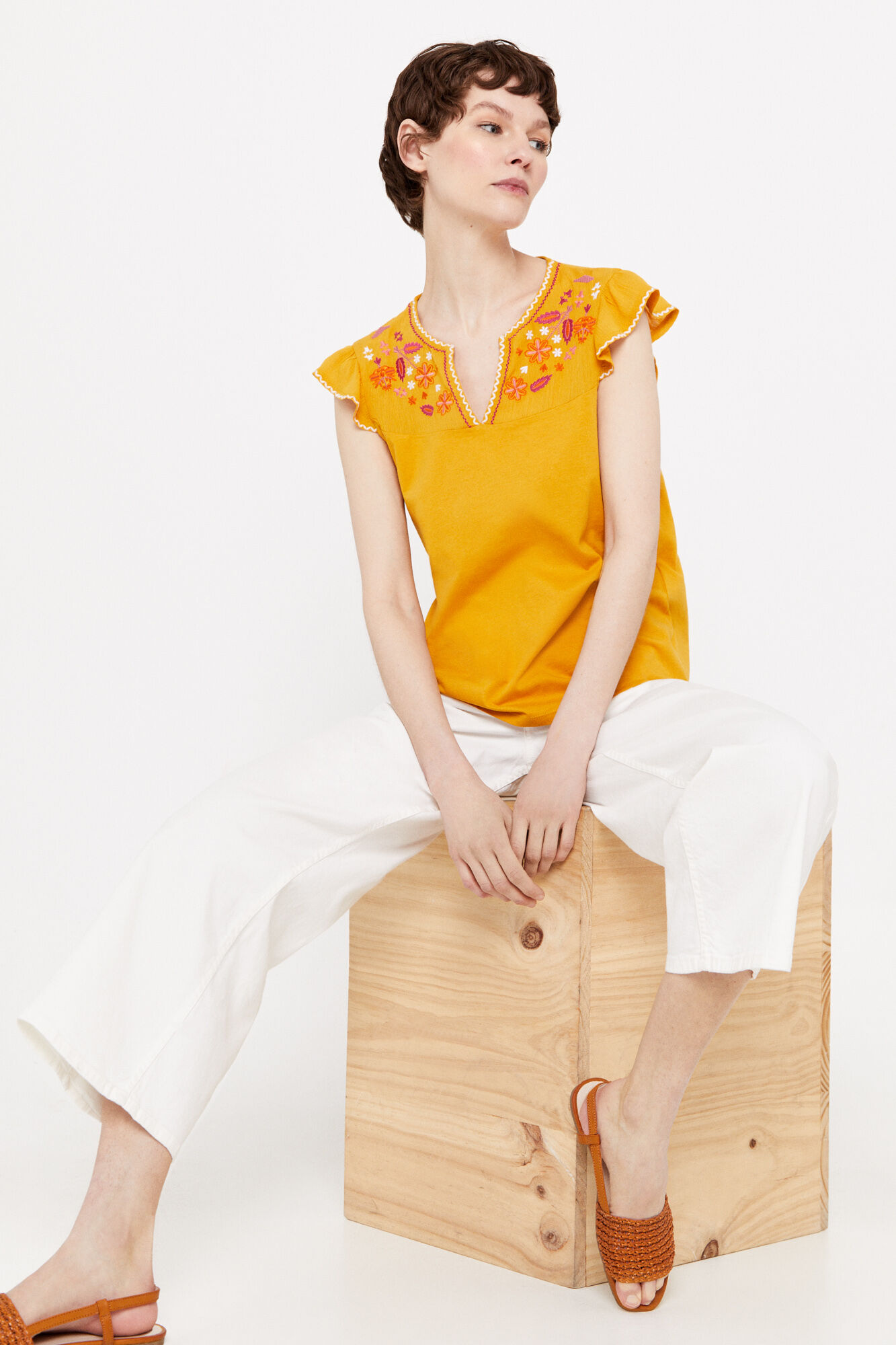 Top combinado com bordado floral - Dourado