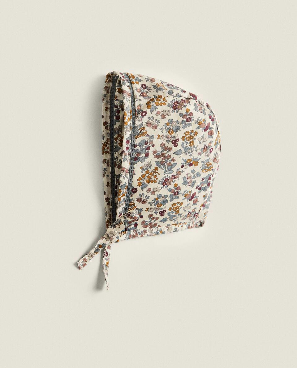 Gorro infantil em tecido com estampa floral