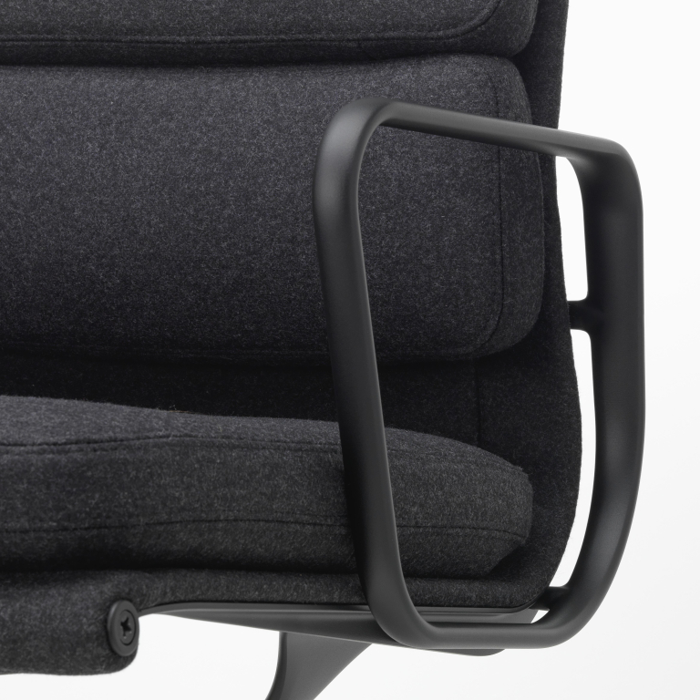 Vitra Aluminium Chair EA 208 fauteuil zwart Cosy 2 11