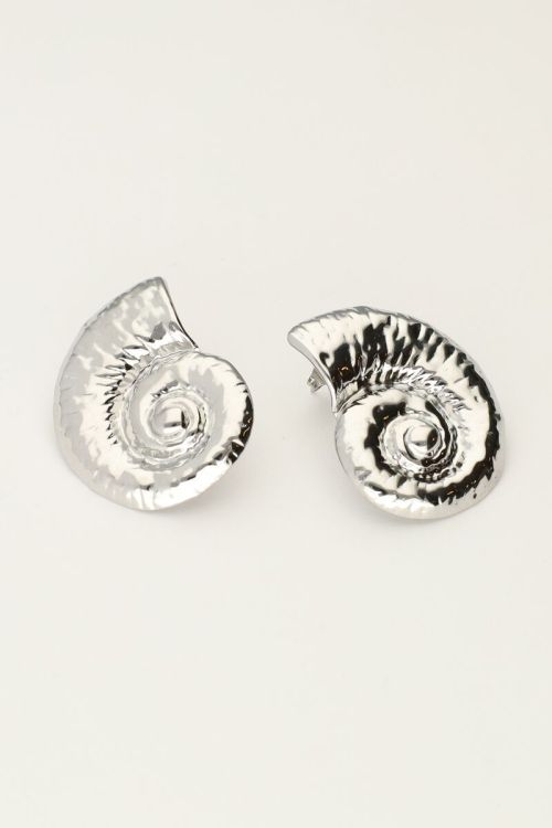 Oorbellen studs met grote schelp