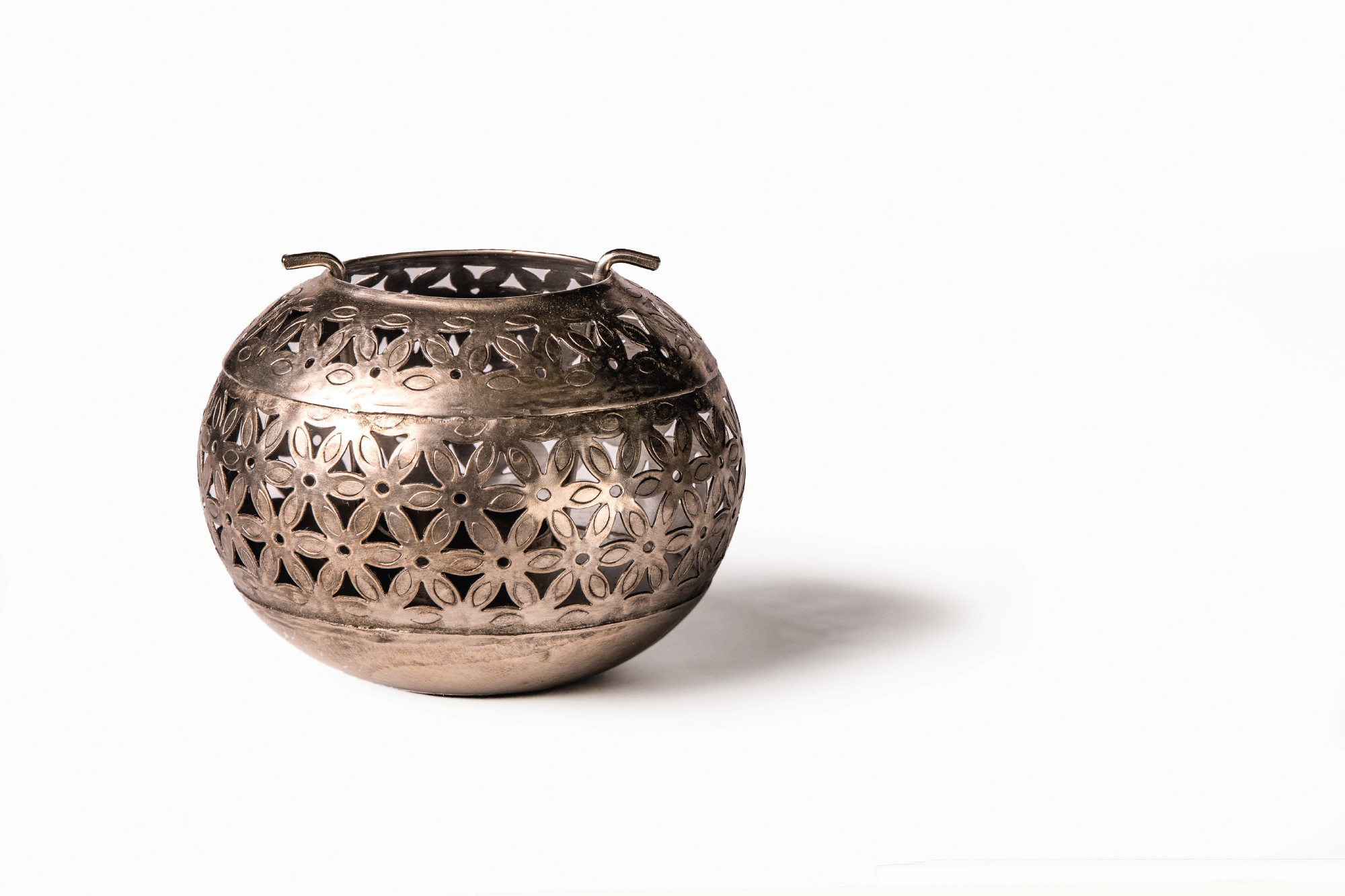 Teelichthalter 'Blumen', silber, Ø 12 cm, H 11 cm von fischer's lagerhaus
