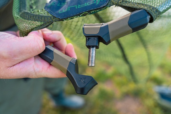 Épuisette triangulaire Korum Power Folding avec filet en latex