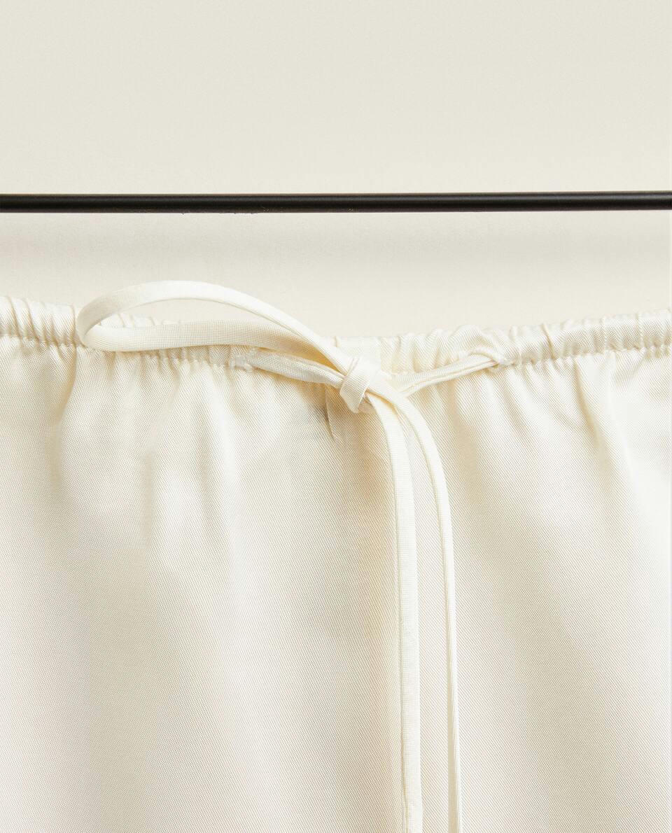 Shorts de cetim com renda loira