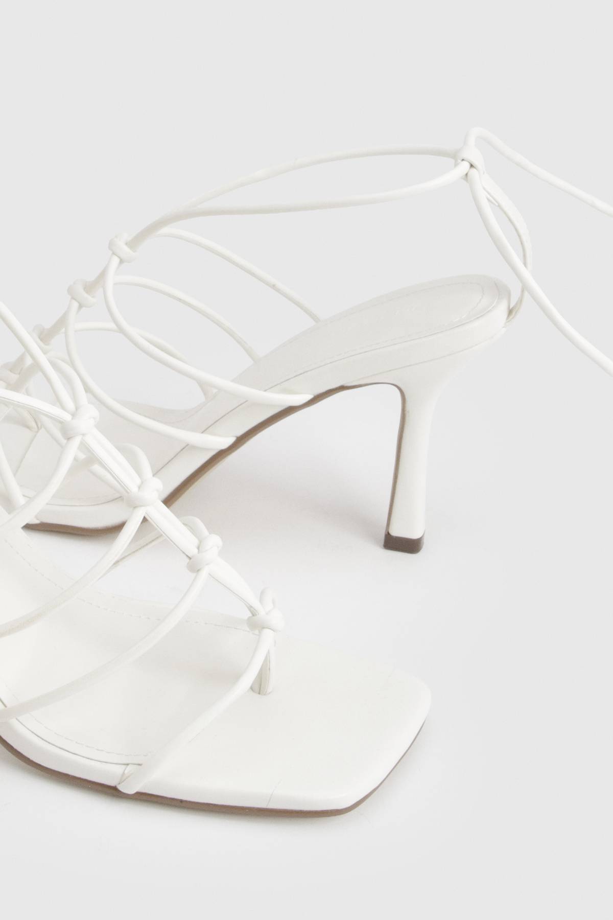 boohoo Escarpin À Talon Haut Avec Bout Carré Et Brides Entrecroisées Façon Cage