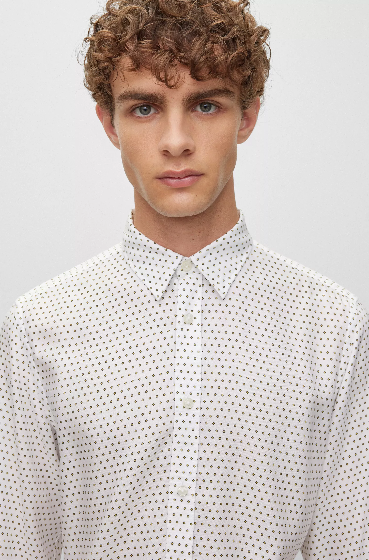 Camisa BOSS preta de corte slim em tecido estruturado com estampa.