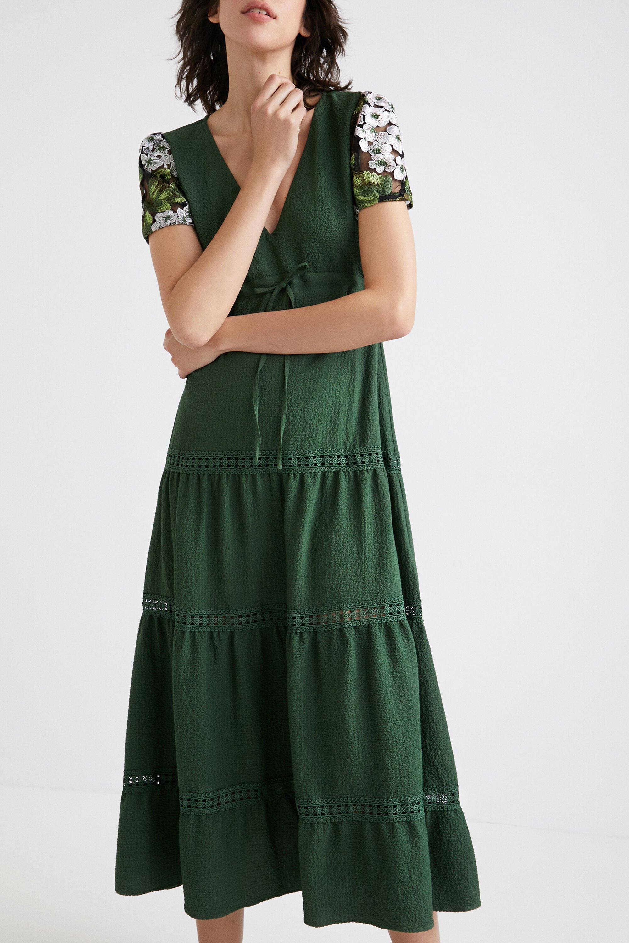 Robe manches brodées