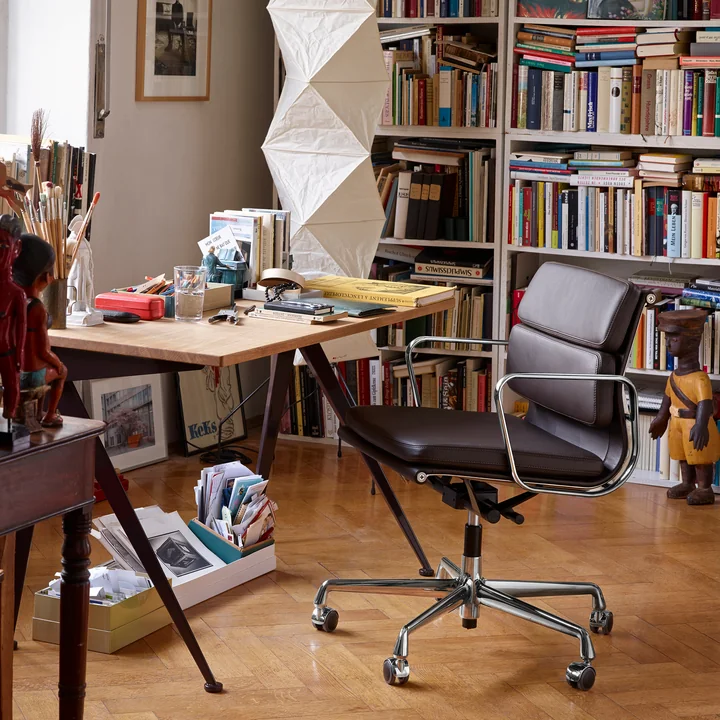 Vitra - EA 217 Soft Pad Bürostuhl Chrom mit Armlehnen, drehbar, Leder Premium F asphalt (Hartbodenrollen)