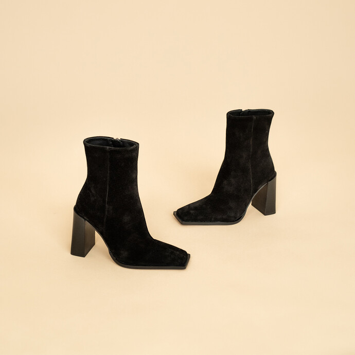 Bottines à talons et bouts géométriques  en croute noir