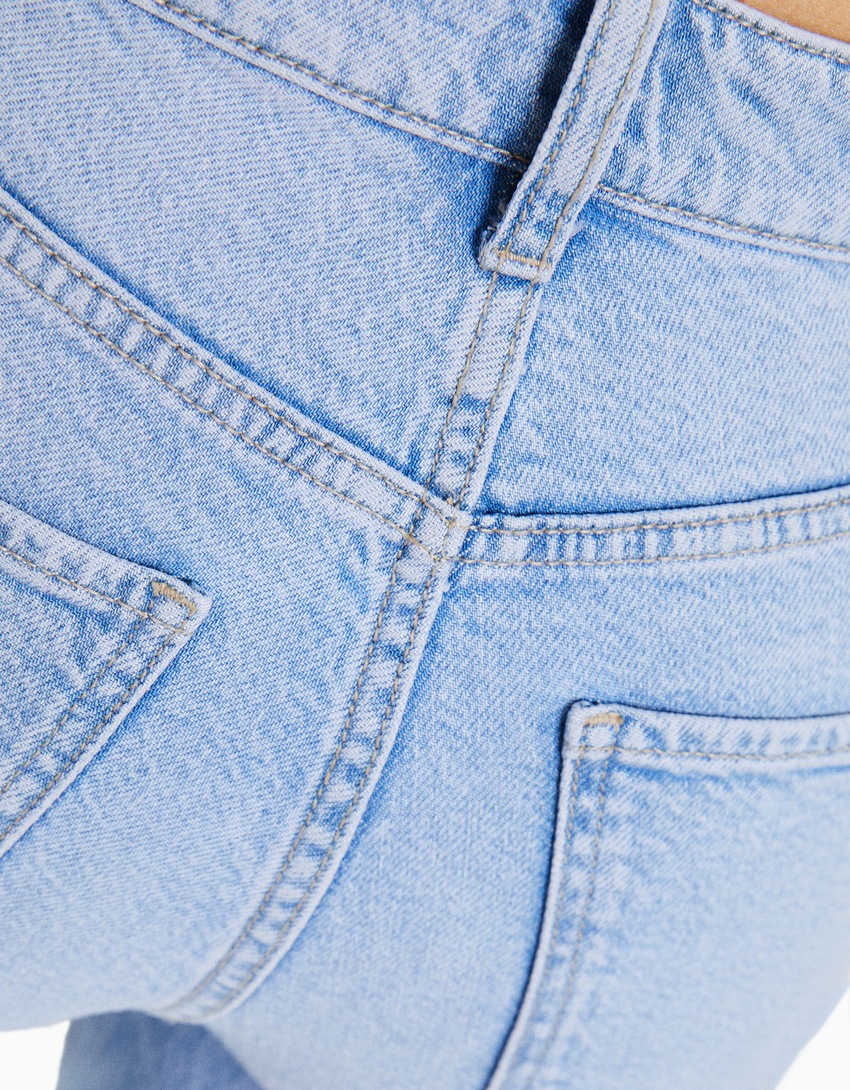 Calça jeans cropped boca de sino