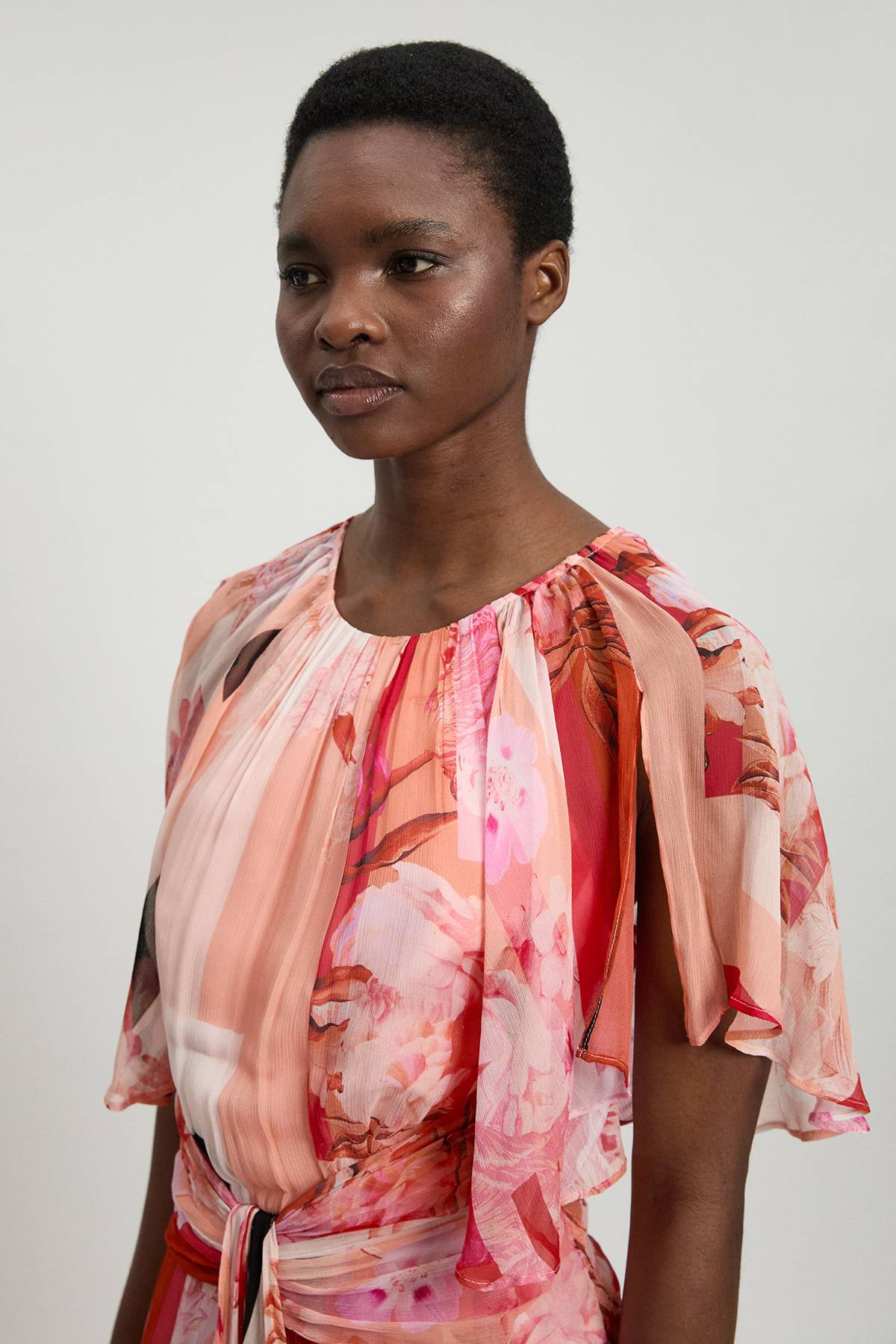 KarenMillen Robe Longue En Georgette À Imprimé Floral Avec Manches Cape À Volants