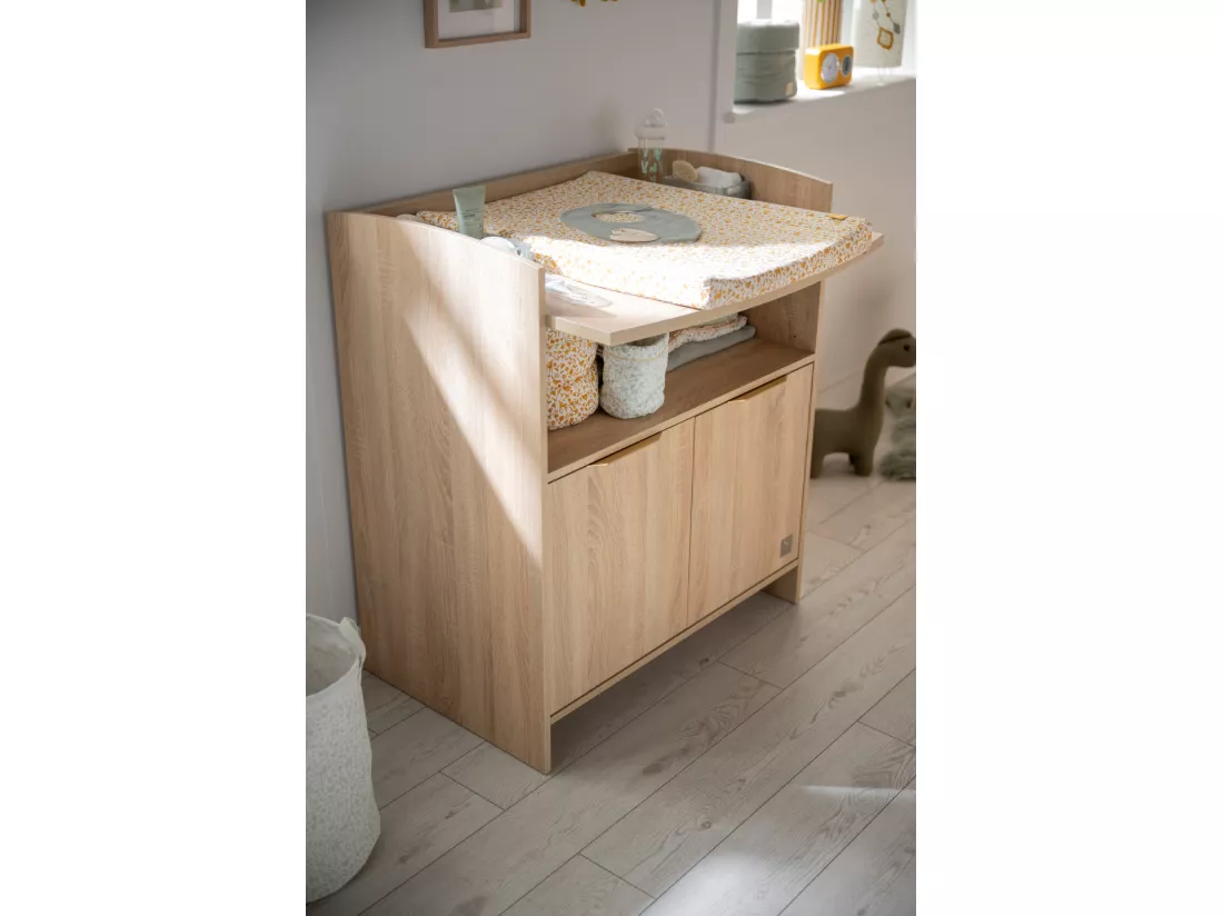 Commode à langer 2 portes et une niche avec poignées dorées décor chêne doré