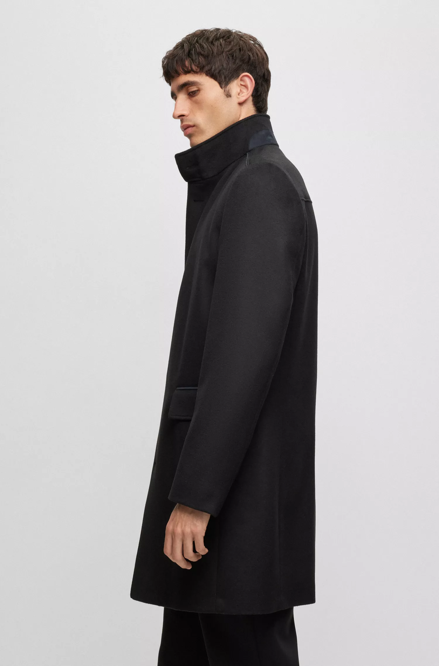 Casaco BOSS preto de corte regular em lã virgem e cashmere.