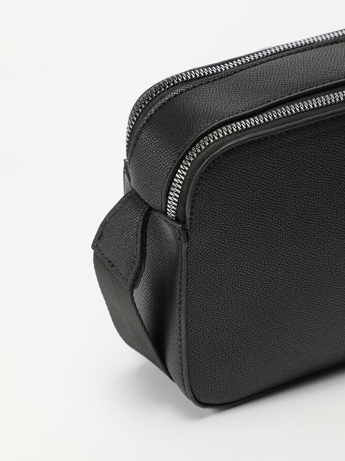 Bolsa de ombro em couro sintético - Preta