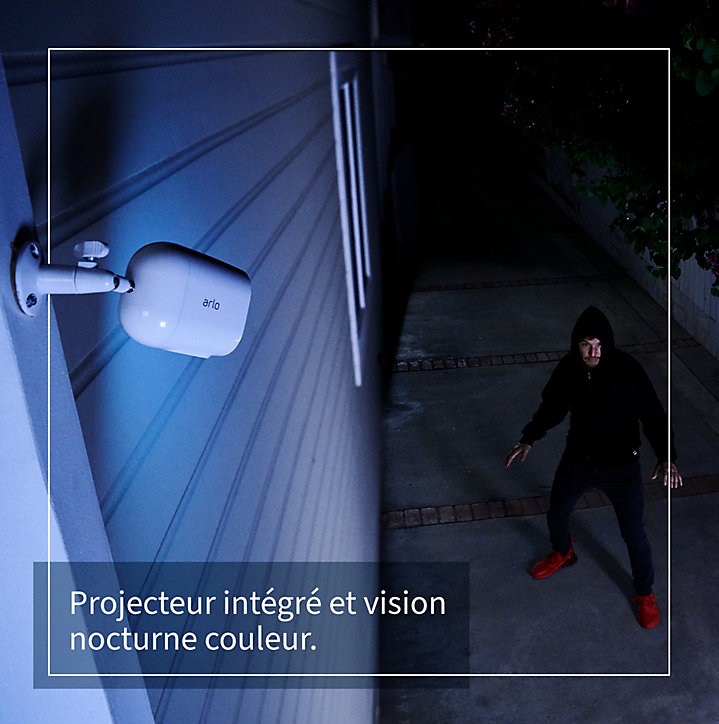 Caméra de vidéosurveillance sans fil Arlo Essential Spotlight 1080p blanche, lot de 3