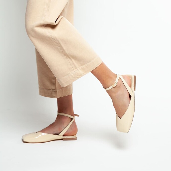 Ballerines ouvertes à brides  en cuir vernis poussin