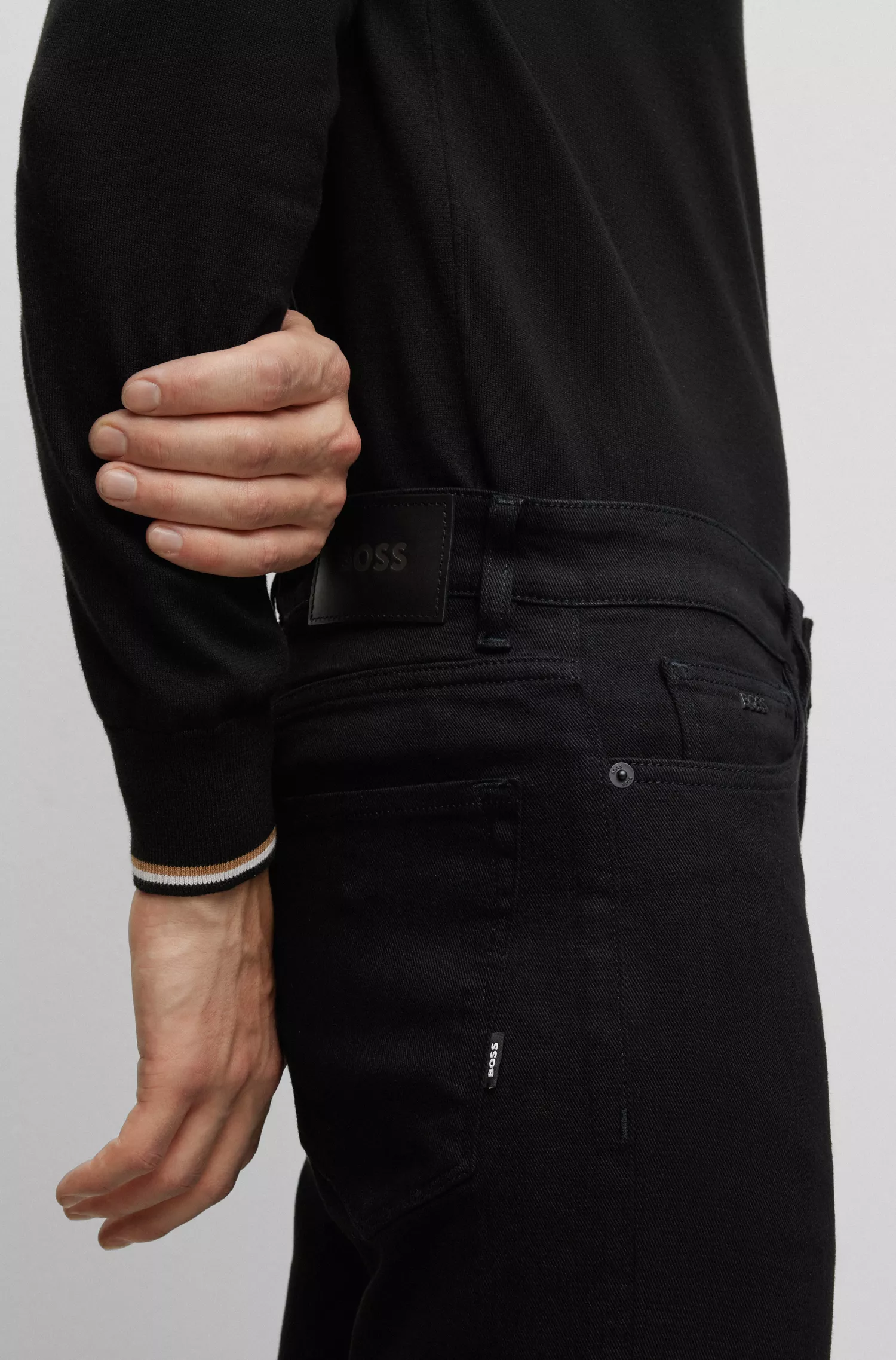 Calça jeans BOSS preta, corte regular, em denim italiano preto.