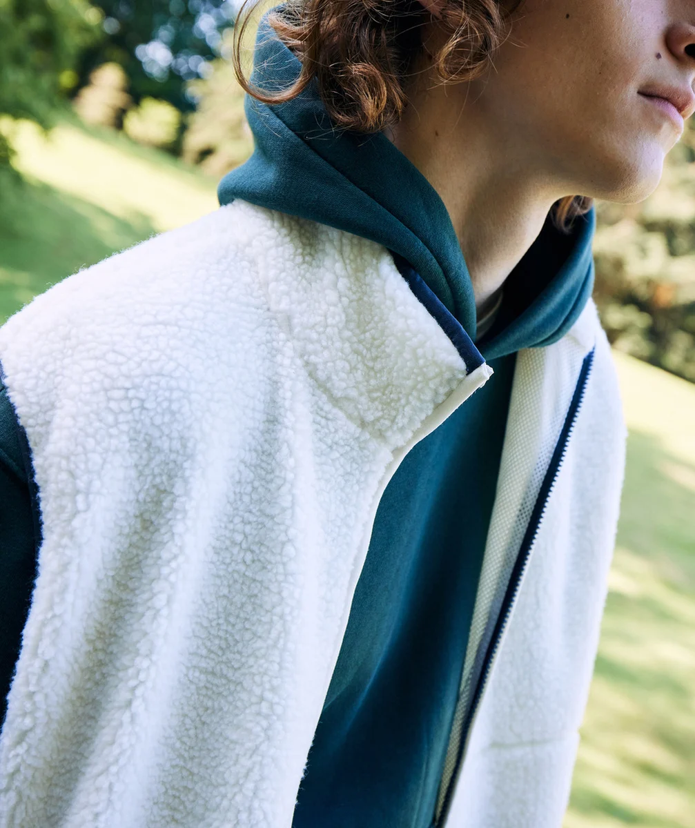 VESTE SANS MANCHES GARÇON EN SHERPA ÉCRU ET DÉTAILS BLEU FONCÉ