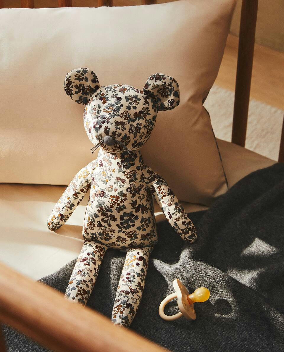 RATO DE PELÚCIA INFANTIL EM TECIDO COM ESTAMPA FLORAL