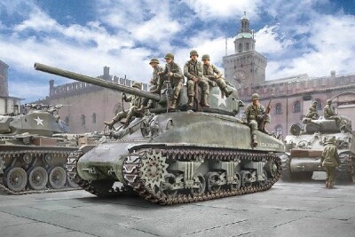 Italeri - M4A1 Sherman Tank Byggesæt Med Figurer - 1:35 - 6568