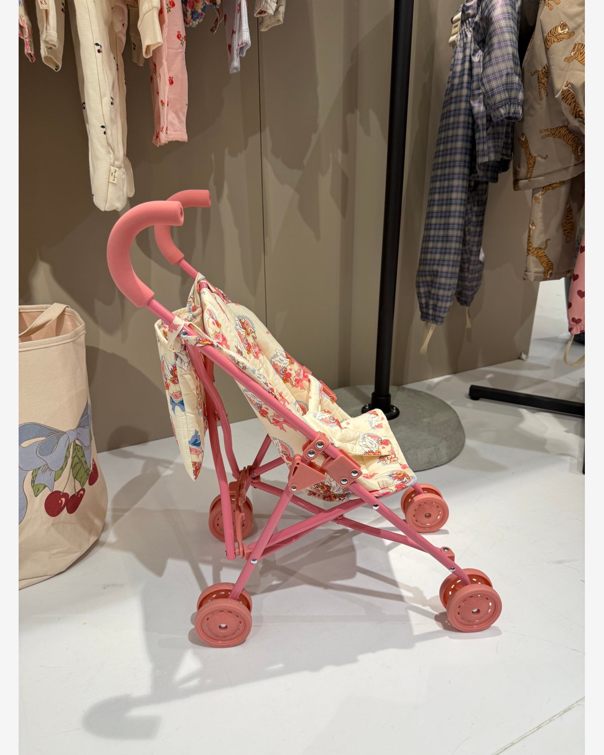 Dukkevogn – Trille m/ Stelleveske | Cheeky Doll Stroller