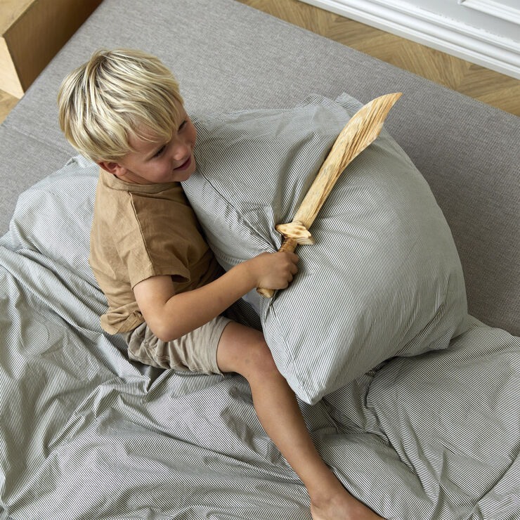 by KlipKlap Sengetøj voksen Emil stripe steel grey