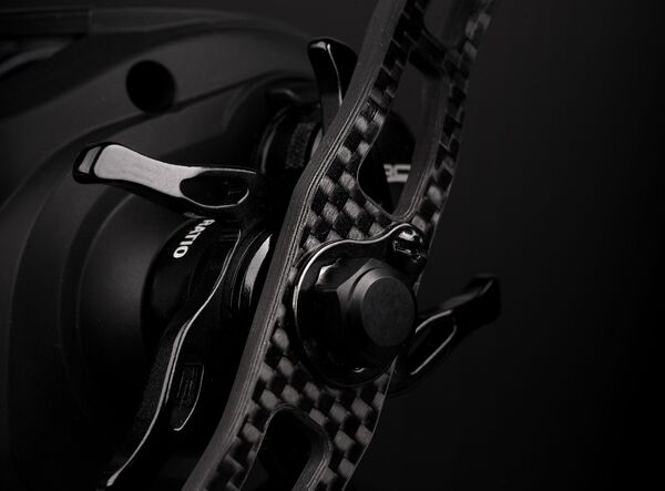 Moulinet Casting Spro JC Elite MG Gaucher HG Bouton Rouge