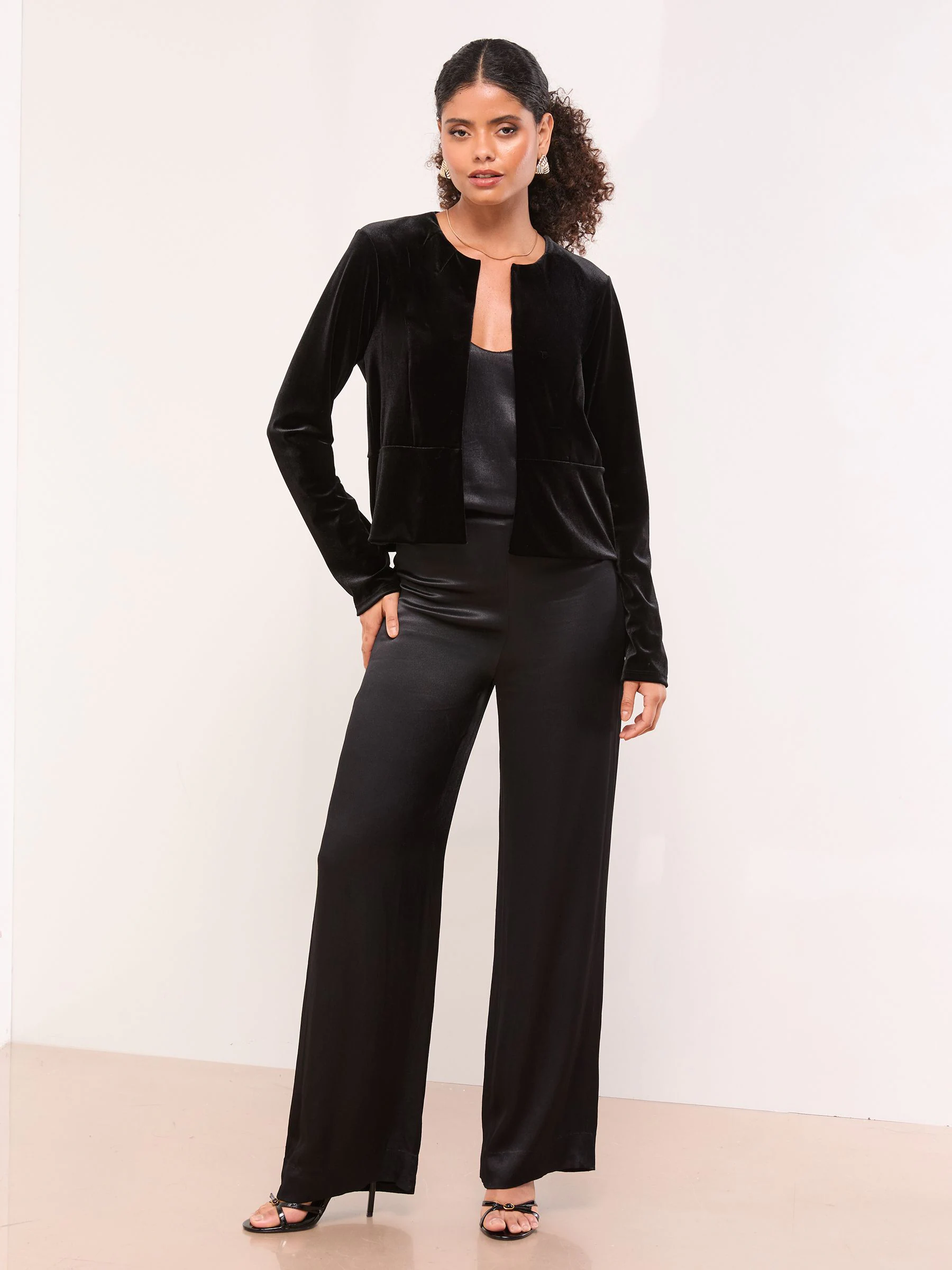 Zwart fluweel - Lipsy - Kraagloze korte blazer