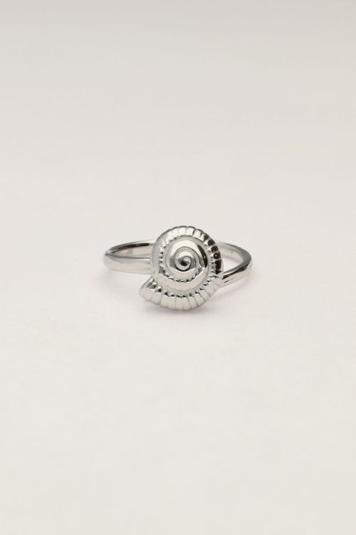 Ring met zeeschelp