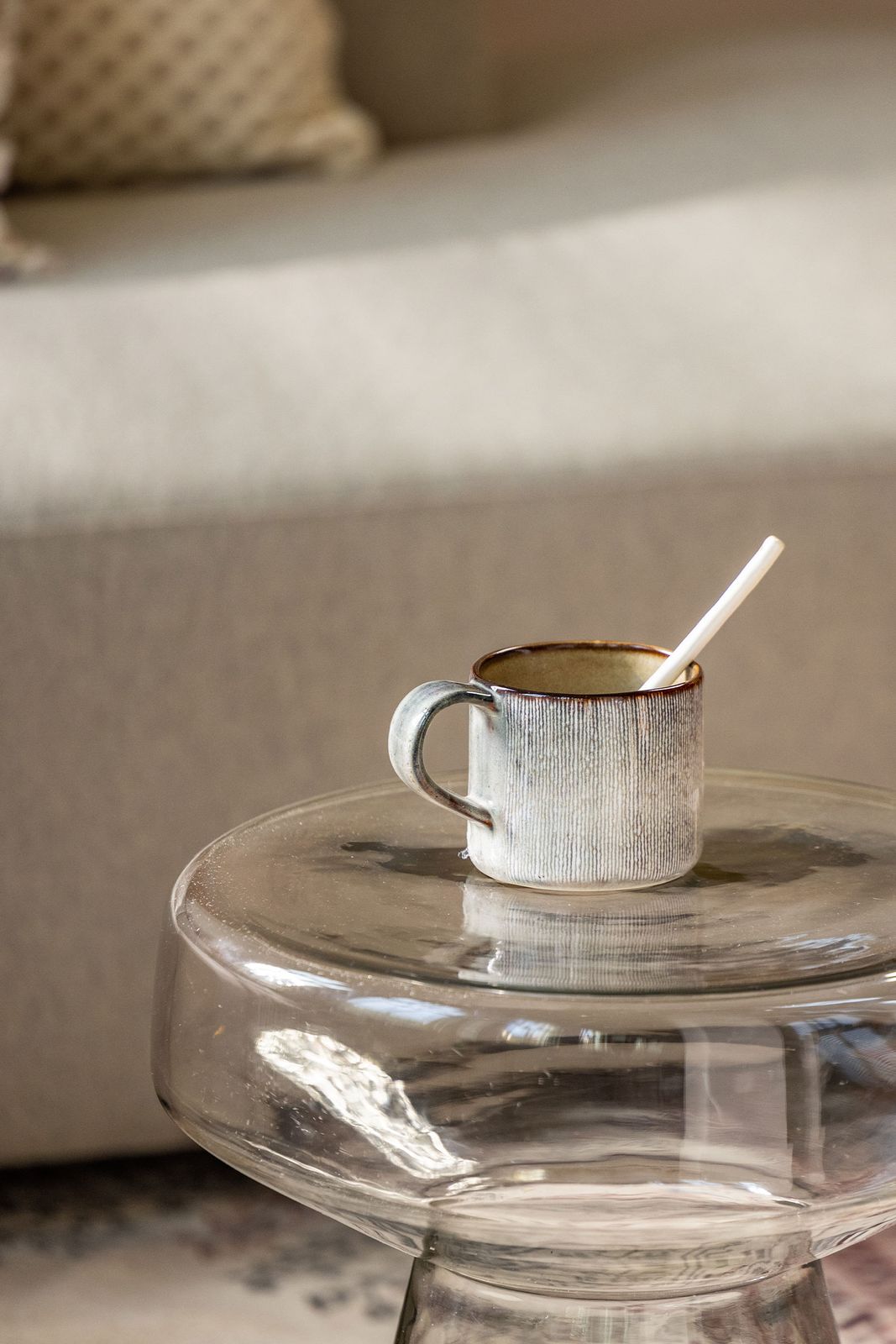 Beige met blauwe keramieken mok met oor