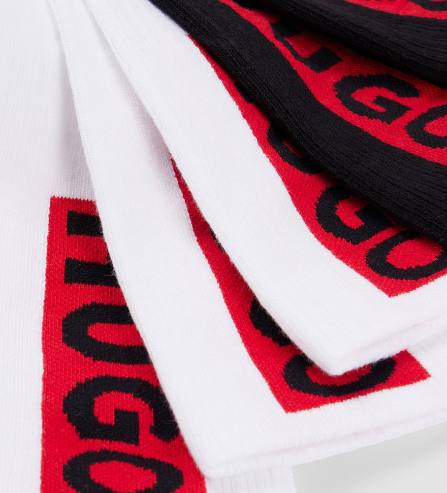 Pacote com 3 pares de meias HUGO com logotipo vermelho, branco e preto.