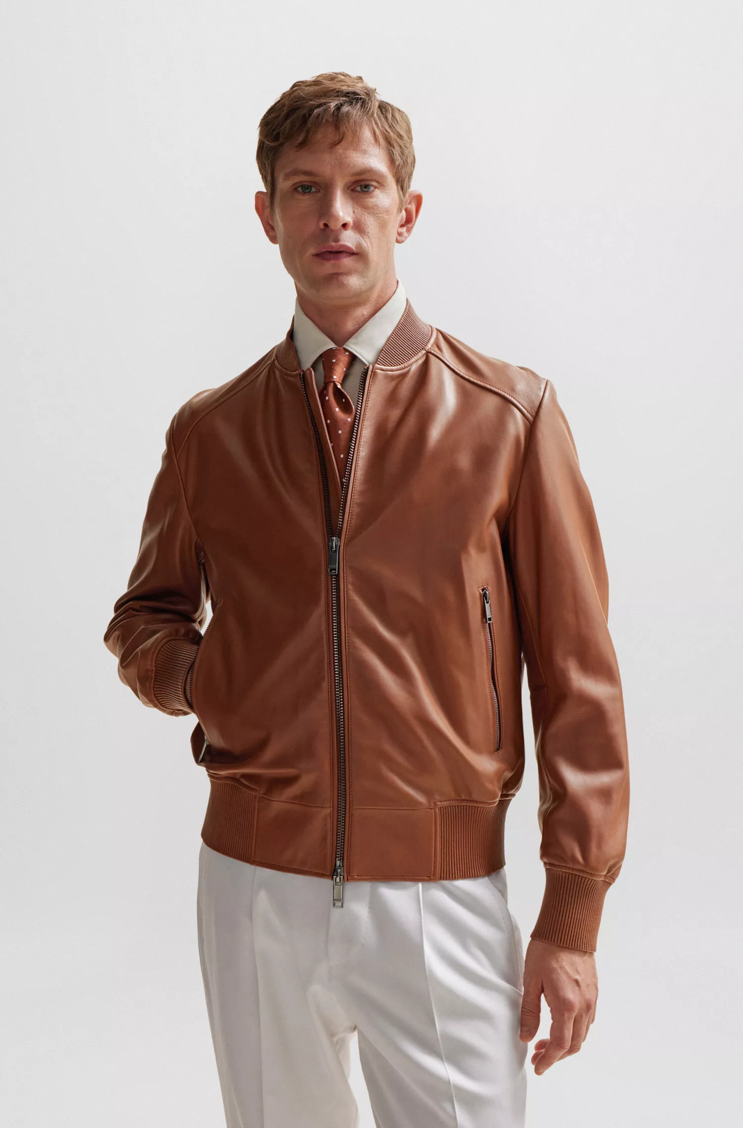 Jaqueta bomber BOSS cor camelo, corte regular, em couro de carneiro.