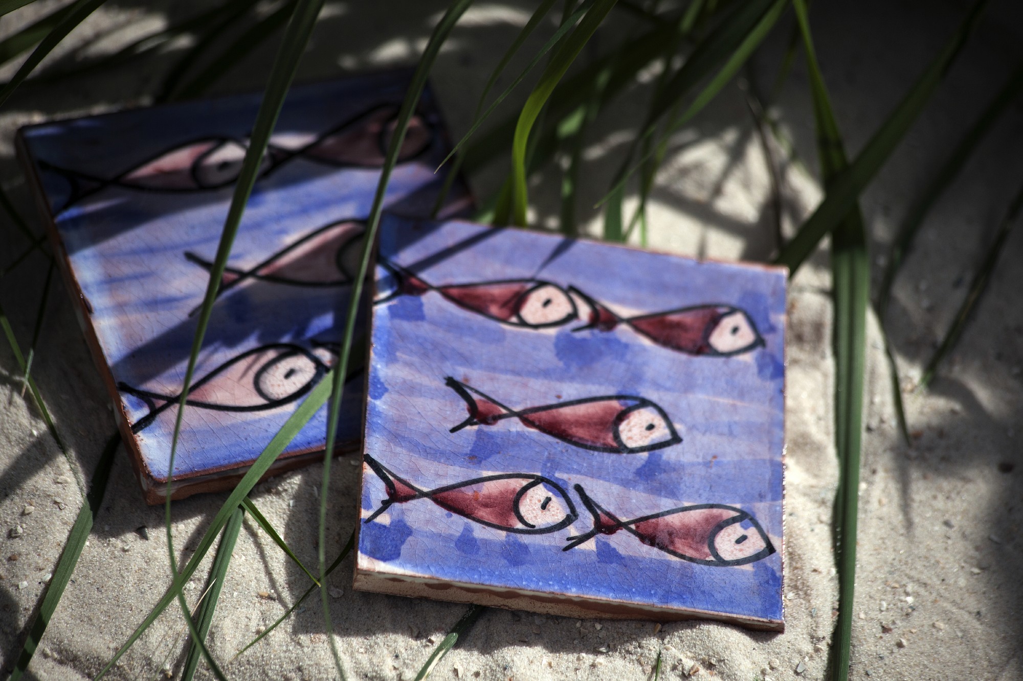 handglasierte Kachel 'poissons rouge', blau, rot, L 10 cm, B 10 cm, H 1cm von fischer's lagerhaus