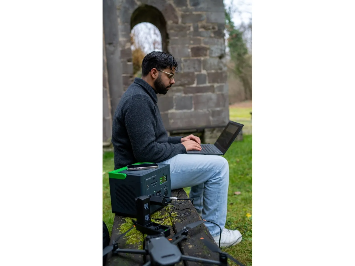 Schneider OffGrid 330 - Transportabel strømstation - LCD, lithium-ion, 2 CEE 7/3 schuko stik, sinuskurve, 3 USB-A, 1 USB-C, trådløs oplader - AC 230 V - 330 Watt - Litiumion - 332 Wh - output-stikforbindelser: 2 - sort, grøn