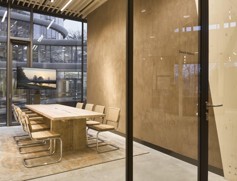Thonet S32 V stoel gevlochten riet, zwart gebeitst, chroom onderstel