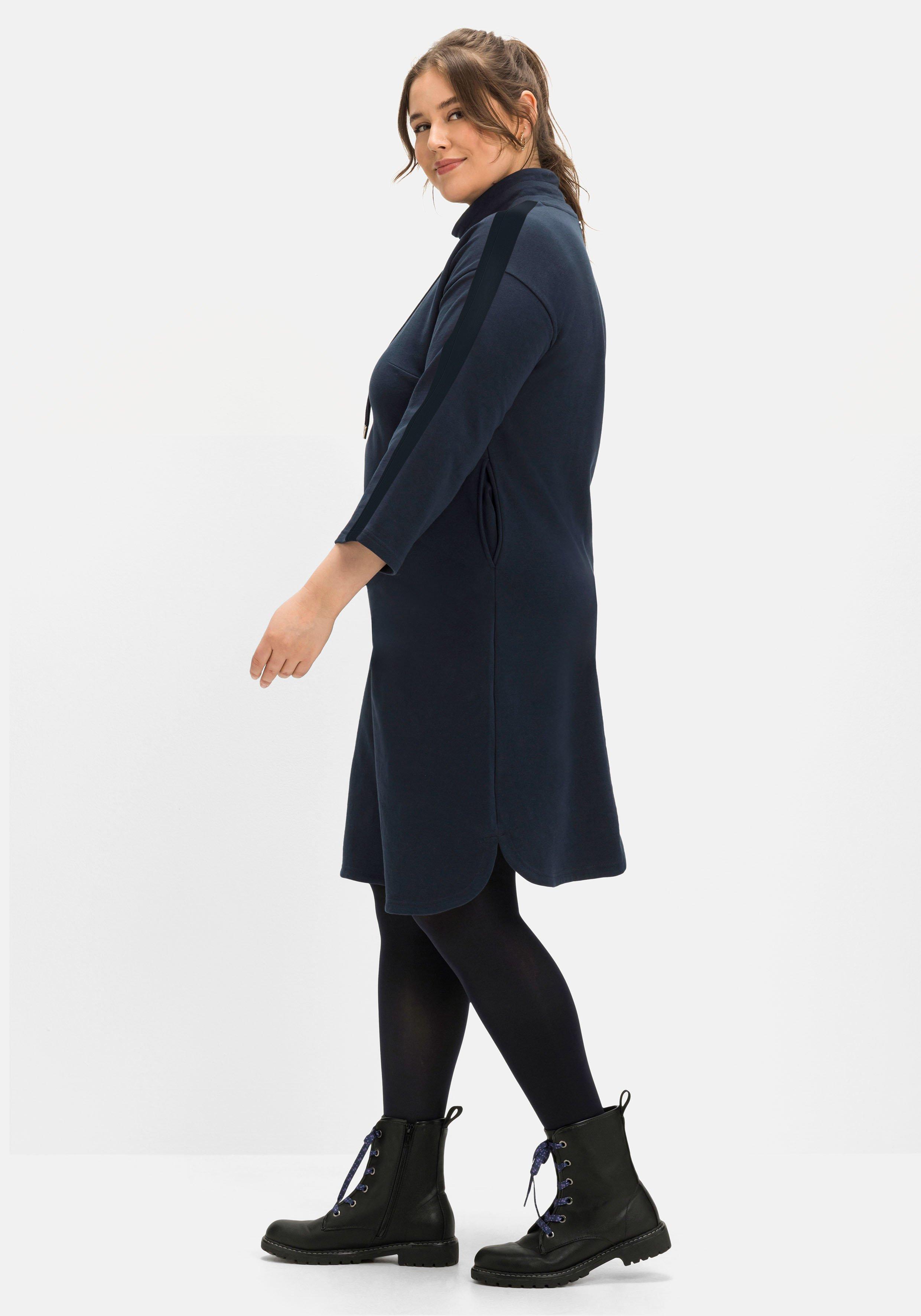 Sweatkleid mit Streifentape an Arm und Schulter