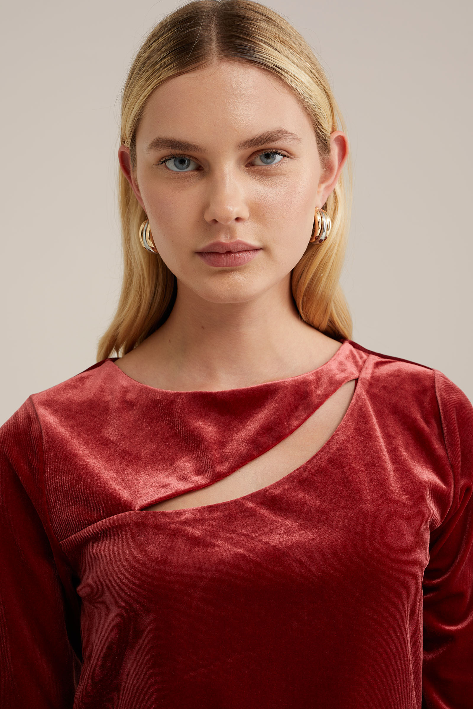velvet T-shirt met cut-out detail WE Fashion Donkerrood