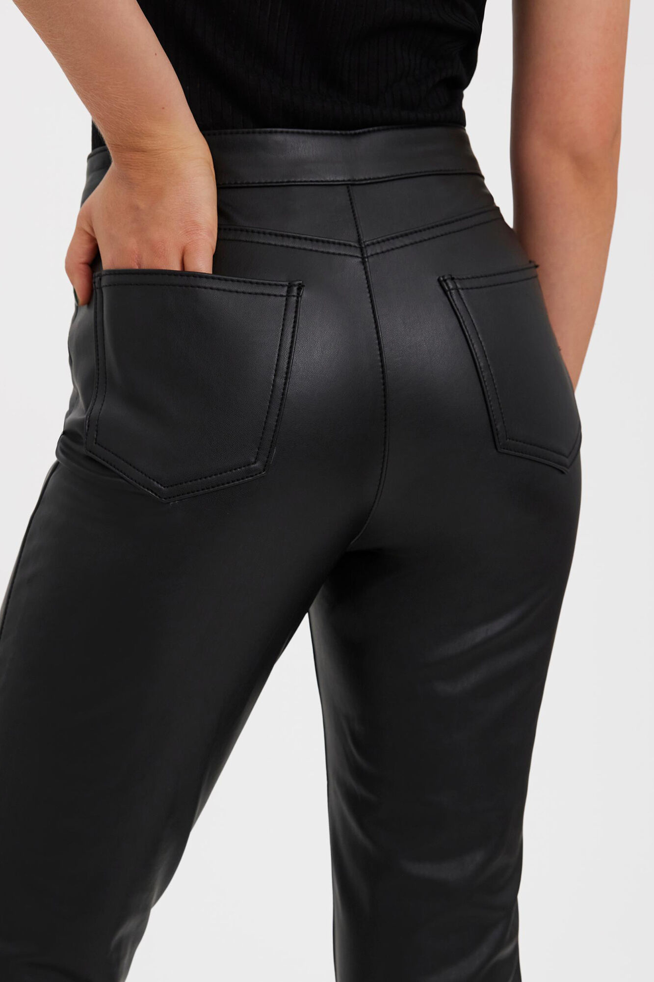 Calça reta com efeito de couro - Preta