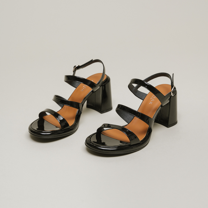 Sandales à brides  en vernis noir
