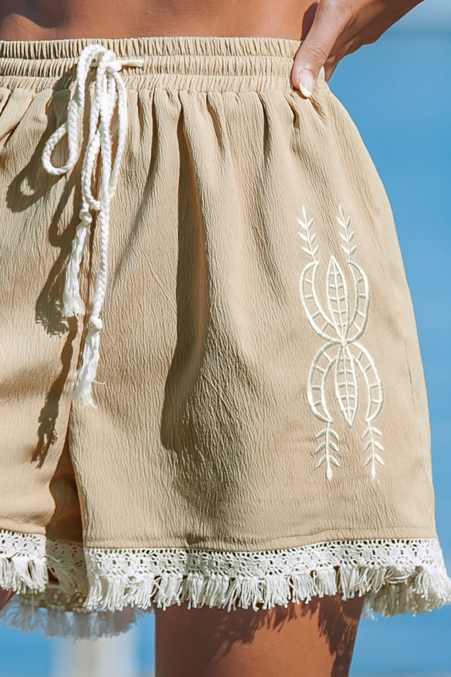 Short avec taille à cordon en broderie