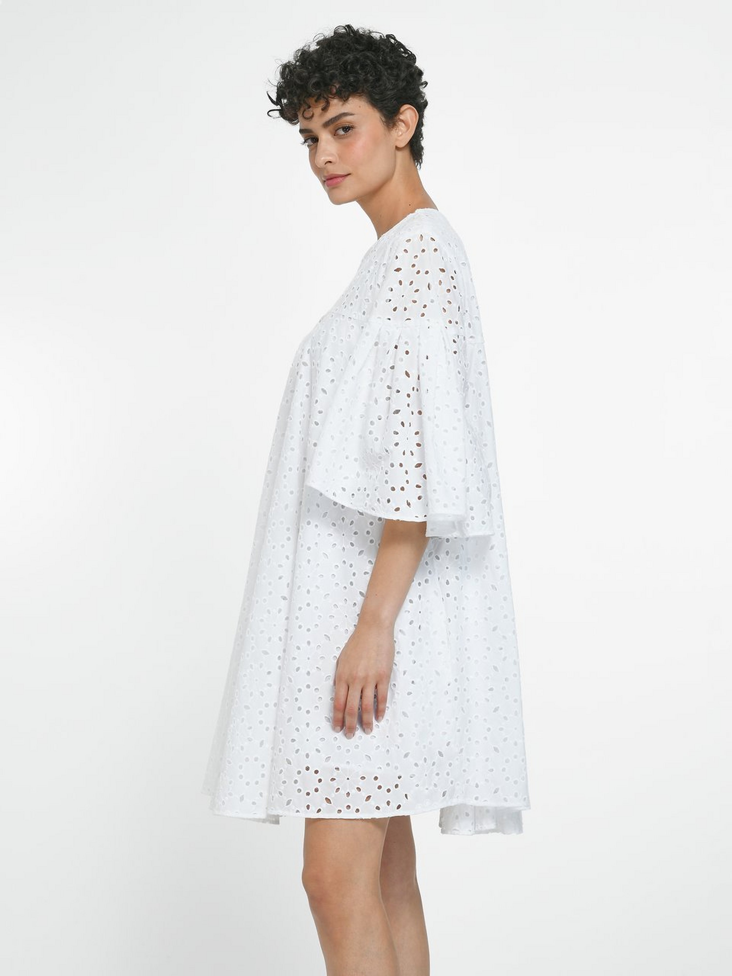 Kleid mit Lochstickerei