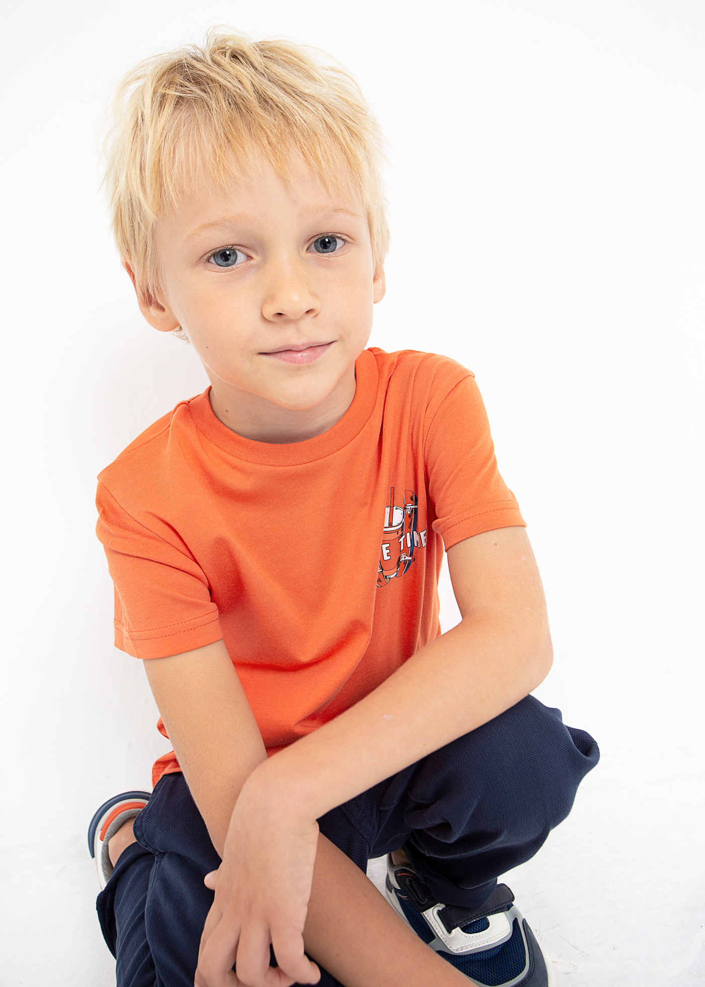 Camiseta infantil masculina em algodão sustentável com estampa.