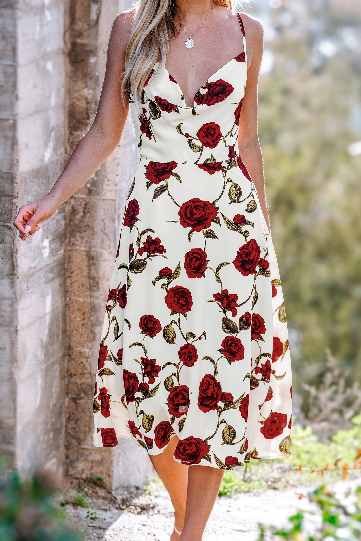 Robe midi sans manches à col bénitier avec roses rouges