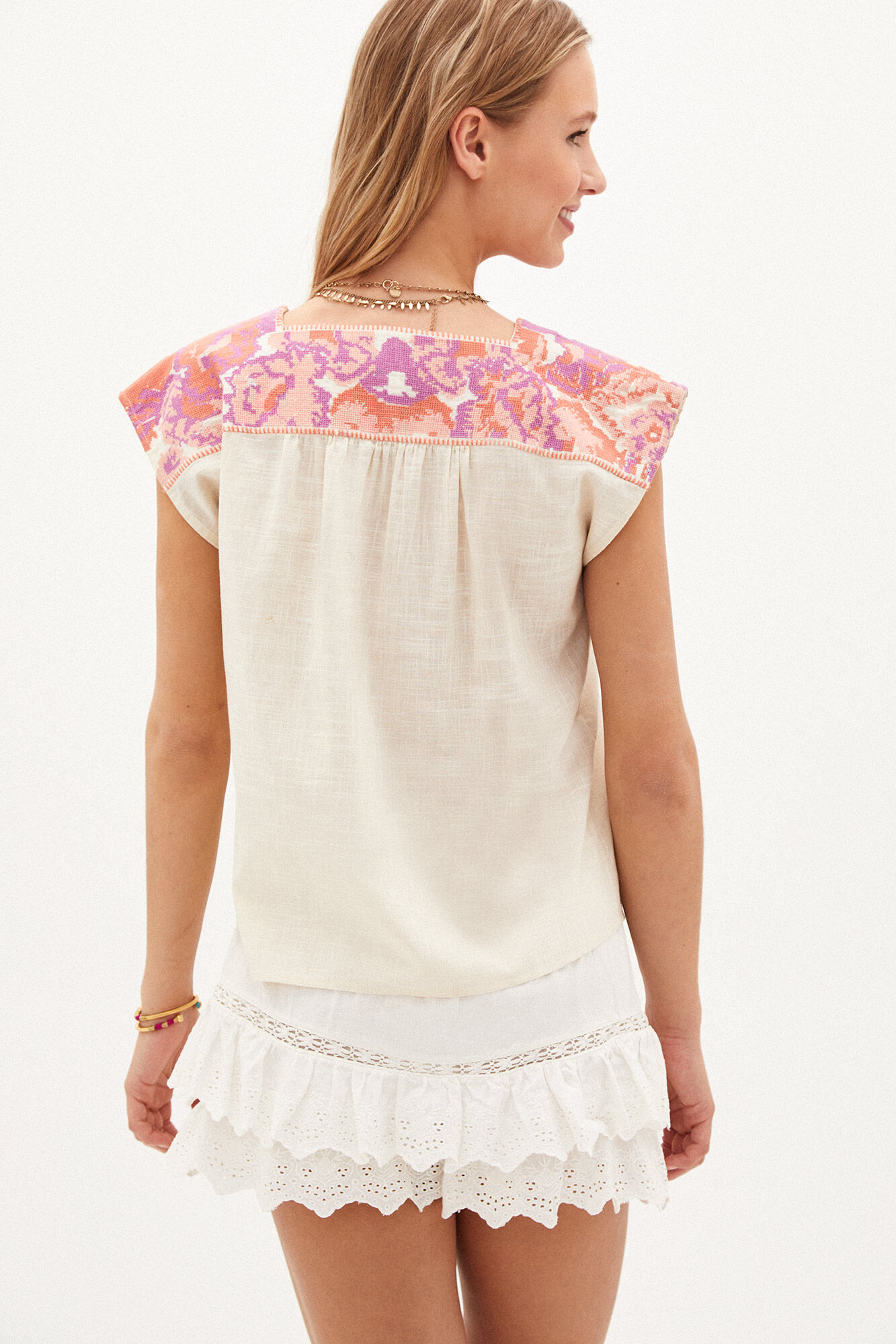 Irena. Blusa de algodão bordada - Bege