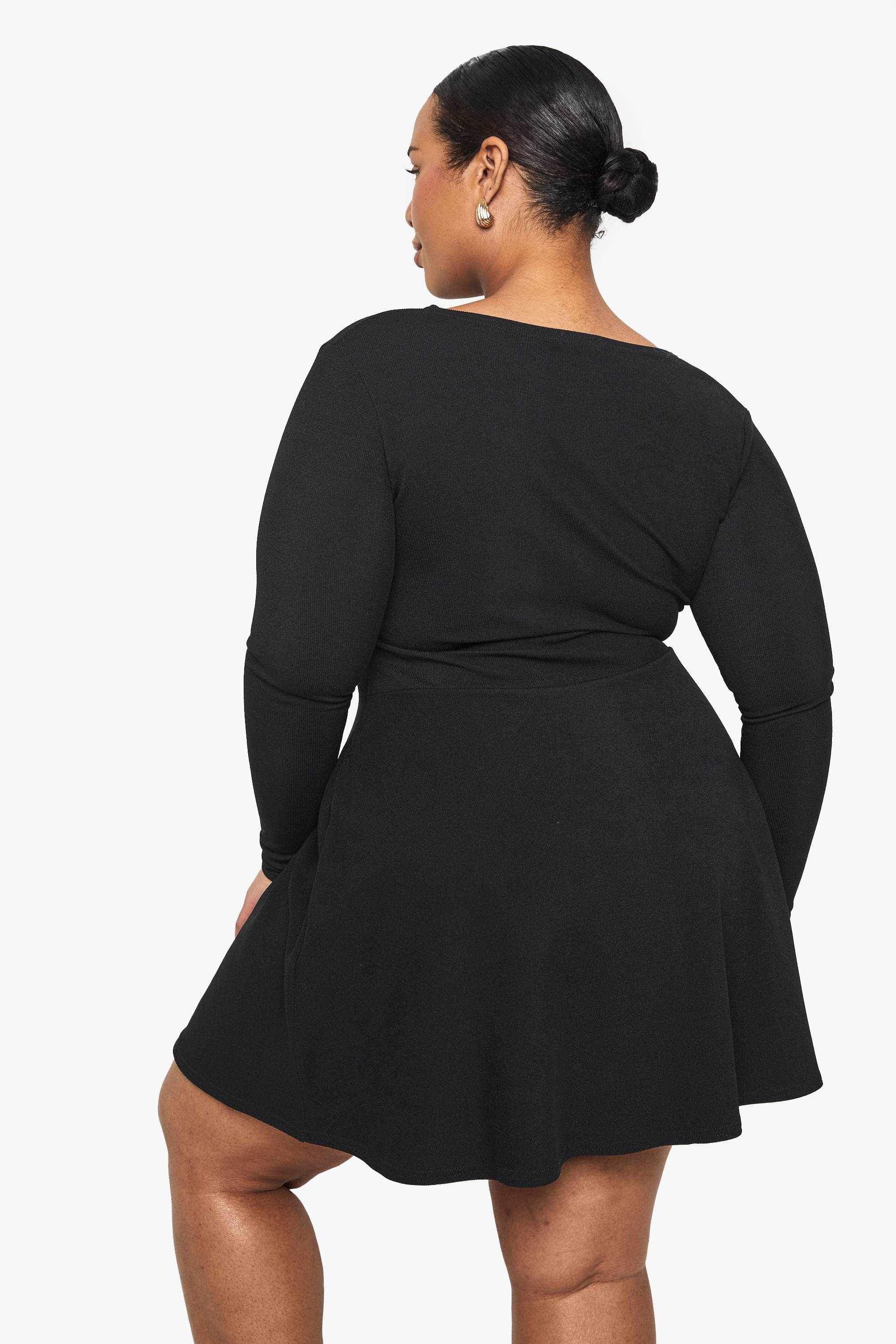 boohoo Robe mini skateur grande taille à côtes et boutonnée