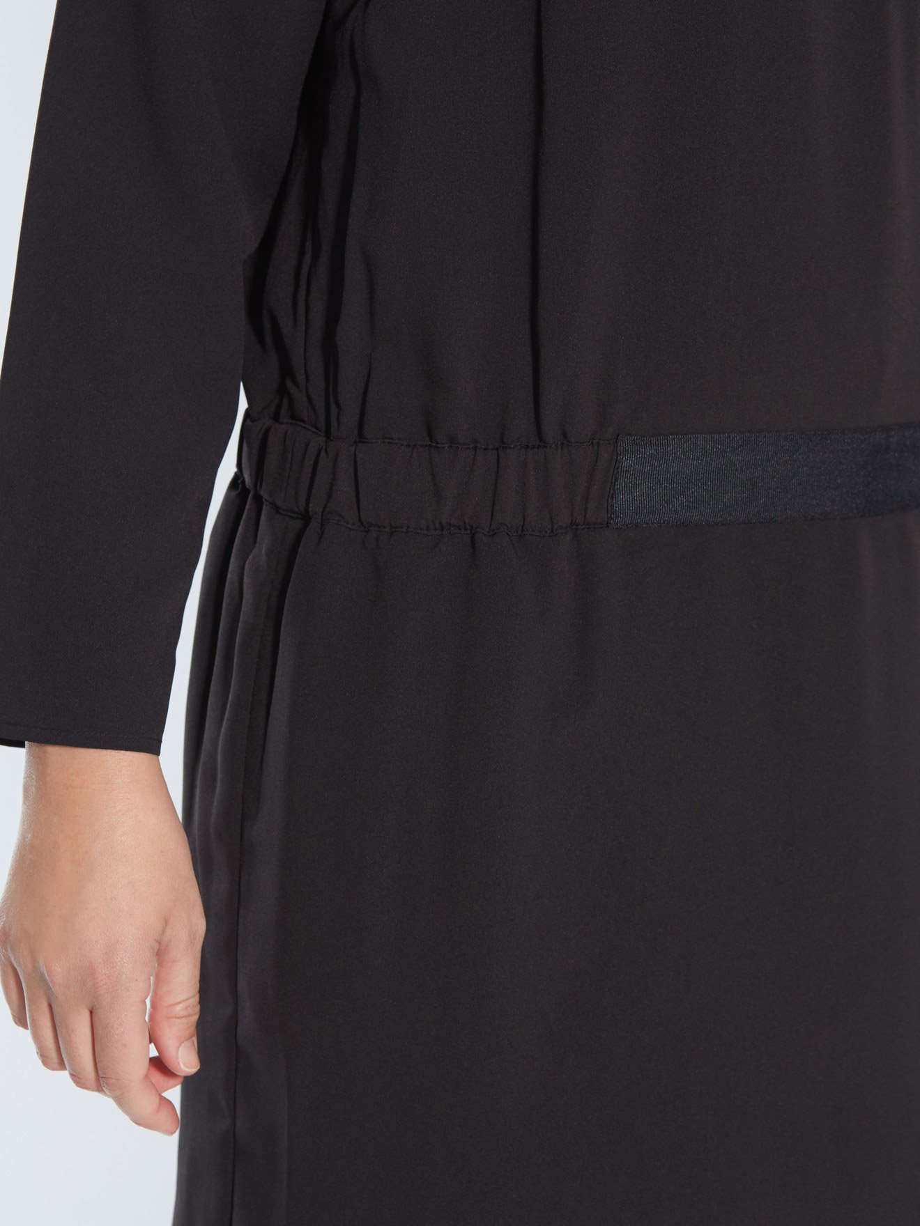 Robe courte unie poitrine généreuse