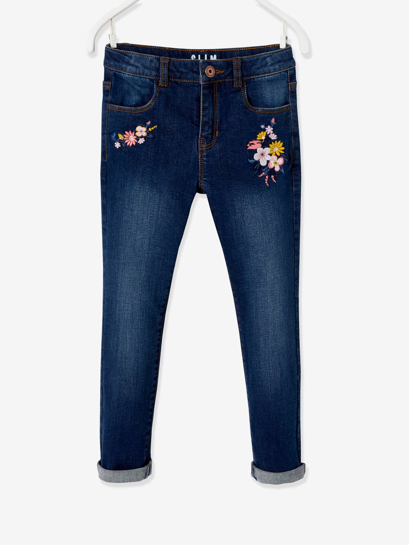 Calça jeans slim bordada feminina MorphologiK, com modelagem ajustada no quadril, cor azul escuro lisa.