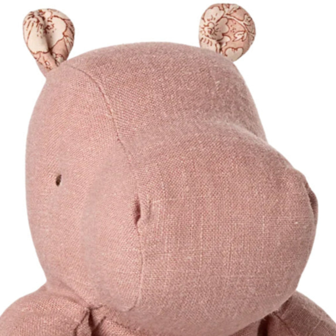 maileg knuffelnijlpaard safari friends - rose - 22 cm