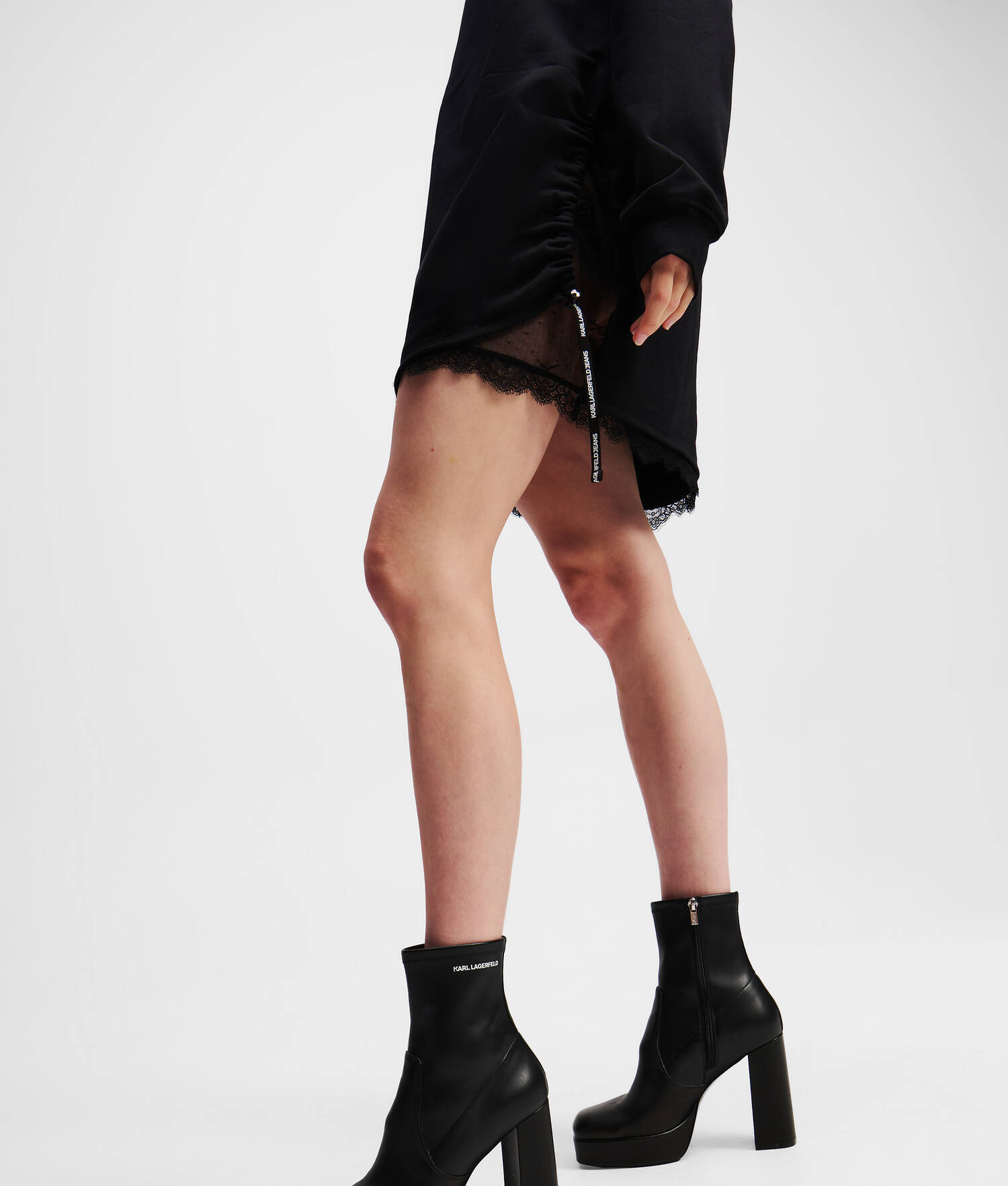 ROBE SWEAT AVEC DÉTAILS EN DENTELLE