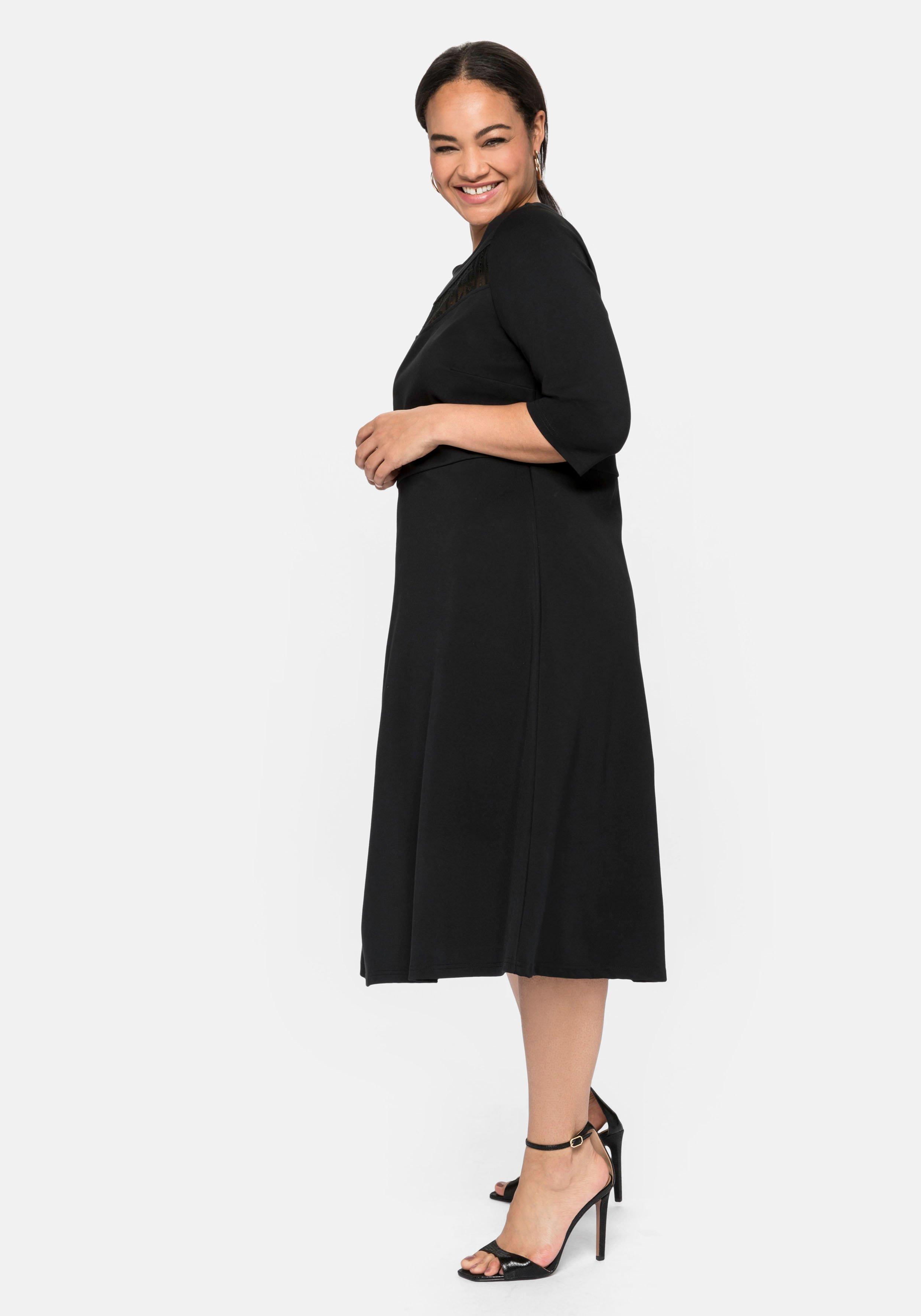Cocktailkleid  mit U-Boot-Ausschnitt und Spitzeneinsatz