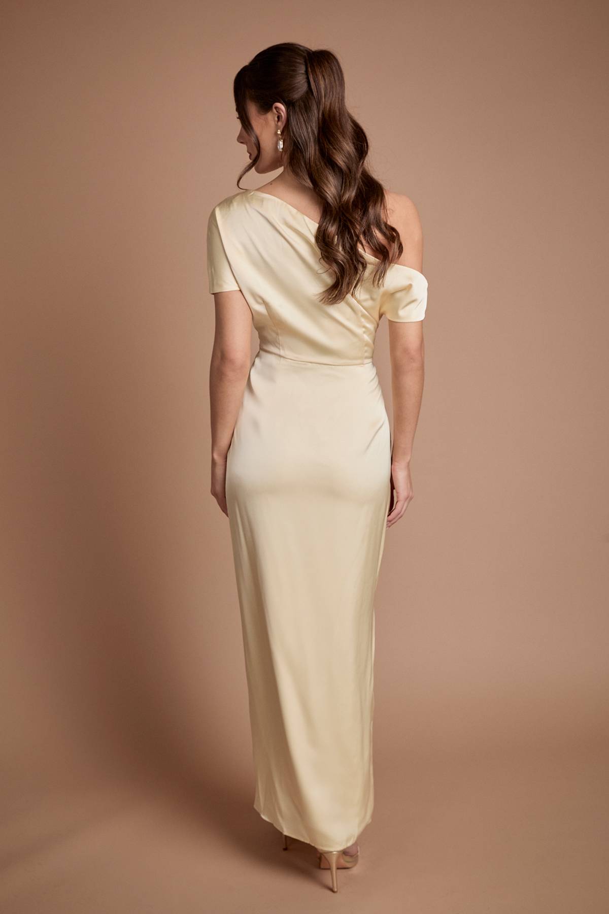 Coast Robe Longue de Demoiselle d'Honneur en Satin à Détails Froncés et Épaules Dénudées